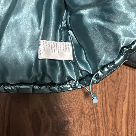 Urban Outfitters size small holographic crop puffer winter jacket - Picture 3 of 3